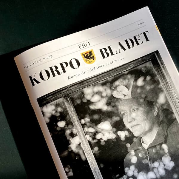 Front page of the magazine Korpo Bladet with a black and white picture of an apple farmer