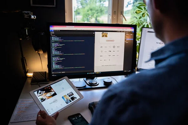 Aarón checking the mobile devices adaptation of one of his webpages