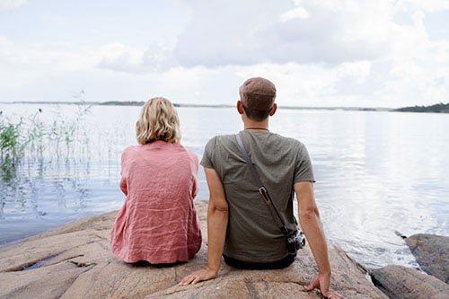 Aarón e Ida-Kajsa looking towards the sea