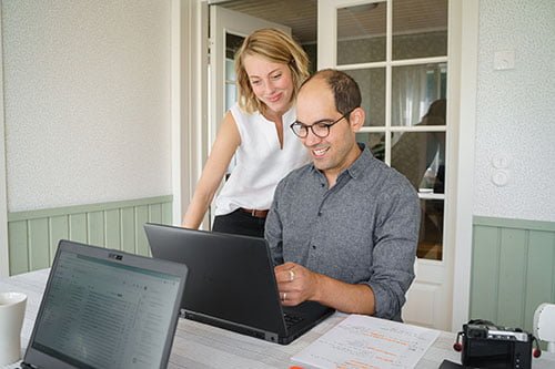 Aarón e Ida-Kajsa working on a project in their home office