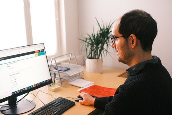 Aarón working in Korpo coworking space