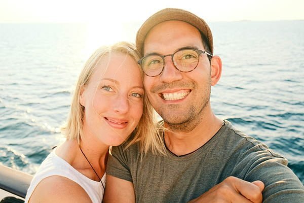 Ida-Kajsa and Aarón Blanco taking a selfie with the sea and the sun as background